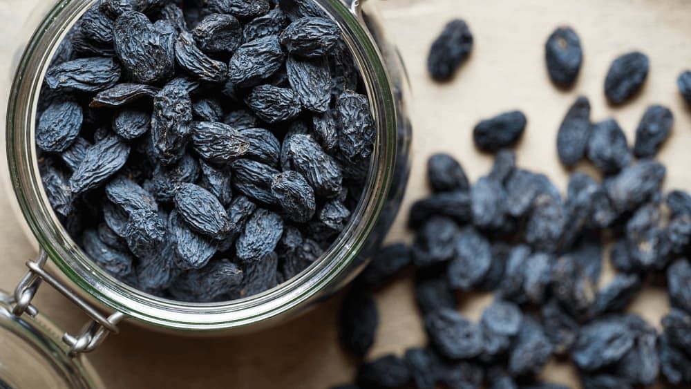 Black Raisin Water Benefits For Women: Conceiving, Infertility, PCOS, Skin & Acne