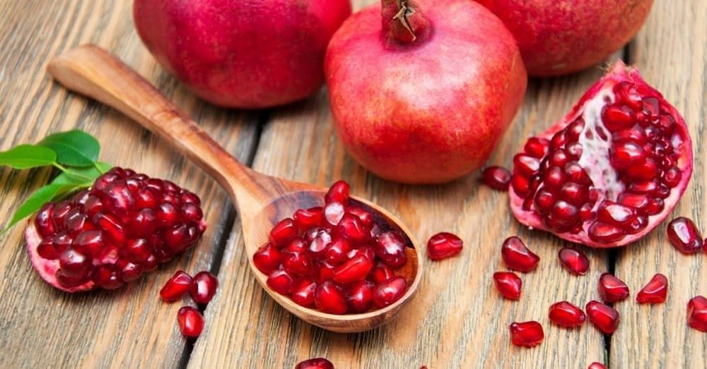 7 Secret Pomegranate Benefits for Skin Which Will Make You Eat It Daily!